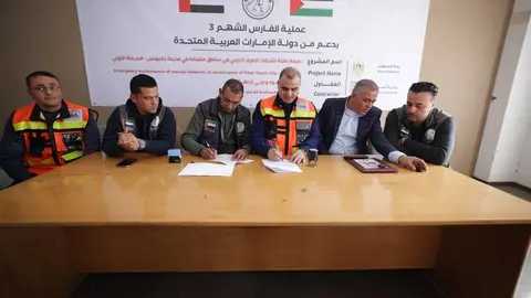 Funcionarios emiratíes y palestinos firman el acuerdo para reparar el alcantarillado. (WAM)