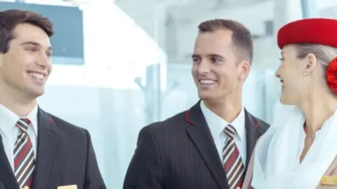 Tripulantes de cabina de Emirates. (Web)