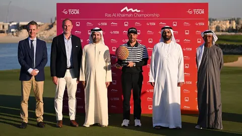 Con el trofeo en mano, el golfista madrileño Alejandro del Rey en Ras Al Khaimah. (X)