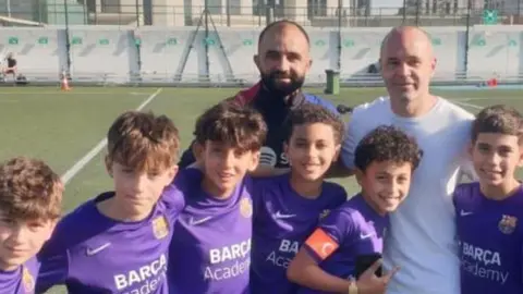 Iniesta con algunos niño de la Barça Academy de Dubai. (X)