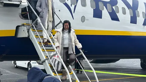 Pasajeros descienden de un avión de Ryanair en el Aeropuerto de Beauvais (Francia). (EL CORREO)