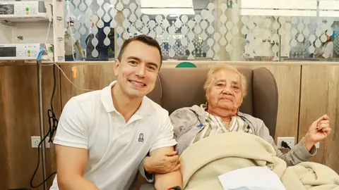 Daniel Noboa, durante la visita a un hospital en Ecuador. (@DanielNoboaOk)
