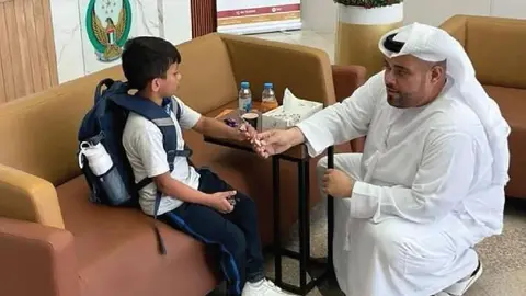 Un funcionario emiratí junto al niño perdido. (Instagram)