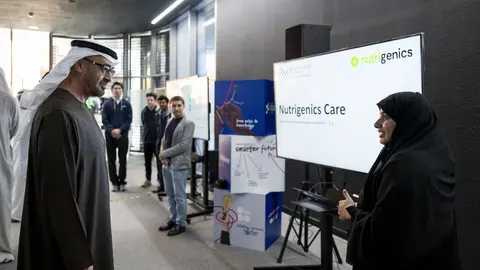 El presidente de EAU durante su recorrido por la universidad de Inteligencia Artificial. (WAM)