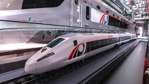 En primer término el tren de Talgo que licita al contrato de Etihad Rail. (X)