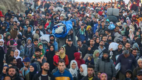 Decenas de miles de personas desplazadas, por las fuerzas israelíes, regresan al norte de Gaza a través de Al-Rashid, junto a la costa. (@UNRWAes)