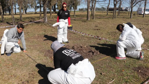 Fotografía cedida a Efe de una capacitación a cargo de la EAAF en la Escuela Latinoamericana de Ciencias Forenses y Derechos Humanos en Argentina. (EAAF)