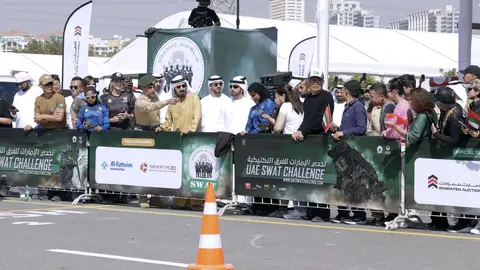 en el centro de la imagen el gobernante de Dubai durante la inauguración del Swat Challenge EAU 2025. (WAM)dubai