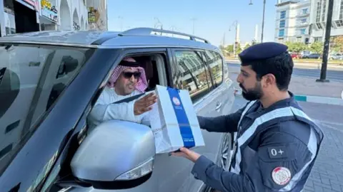 Un policía entrega un regalo a un conductor. (Instagram)