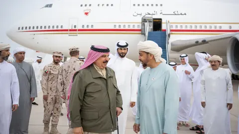 El rey de Bahréin a su llegada este jueves a Abu Dhabi. (WAM)