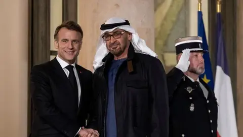 El presidente de EAU junto al de Francia este jueves en París. (WAM)
