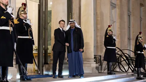 Emmanuel Macron recibe a Mohamed bin Zayed al Nahyan a las puertas del Eliseo. (@EmmanuelMacron)