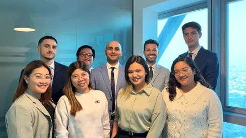 Parte del equipo de WellTax en sus instalaciones en Dubai. (EL CORREO)
