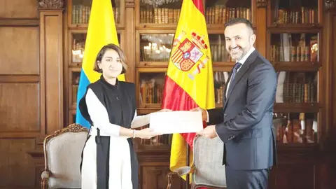 La canciller colombiana, Laura Sarabia, junto al nuevo embajador de España en Colombia, Santiago Jiménez, este viernes en Bogotá. (Cancillería de Colombia)