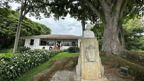 Busto escultórico de Jorge Isaacs en la Hacienda El Paraíso. (Patricia Mogollón)