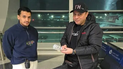 Un oficial de policía junto al pasajero. (X)