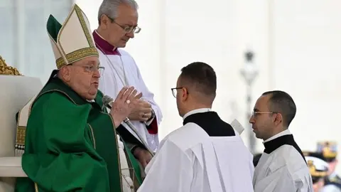 El Papa durante la misa por el Jubileo de las Fuerzas Armadas, de Policía y de Seguridad. (Vatican Media)