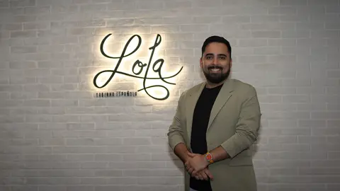 Bernardo Morales posa en la entrada de Lola Taberna Dubai. (Cedida)
