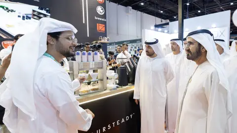 El gobernante de Dubai durante su recorrido por la feria World of Coffee. (WAM)