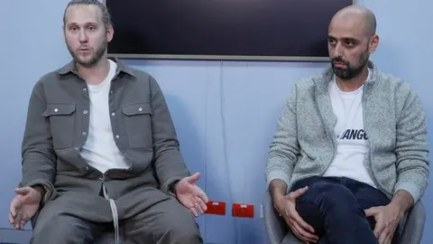 El CEO global del grupo tecnológico Yango, Roman Karlash (i), y el director para Colombia de Yango, Mark Bitton, fueron registrados el pasado 5 de febrero, durante una entrevista con EFE, en Bogotá (Colombia). (EFE/Carlos Ortega)