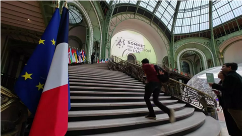 Acceso principal a la Cumbre Mundial sobre Inteligencia Artificial en el Grand Palais de París. (France 24)