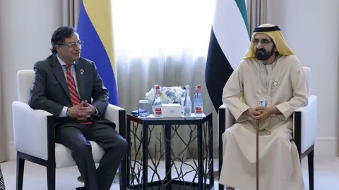 El gobernante de Dubai junto al presidente de Colombia este martes. (WAM)