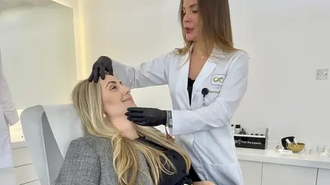 La doctora Raquel Fernández de Castro en su consultorio en Excellence Medical Boutique en Dubai. (Cedida)