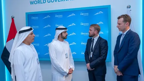 El jeque Hamdan, segundo por la izquierda durante el anuncio del proyecto. (X)