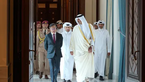 Gustavo Petro junto al emir de Qatar durante la visita que lleva a cabo al país del Golfo. (presidencia.gov.co)
