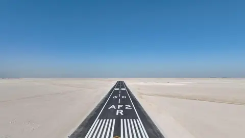 Una pista de aterrizaje en el desierto de Abu Dhabi. (WAM)