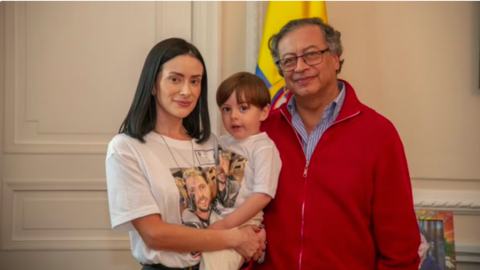 La esposa y el hijo de Bohbot, junto a Gustavo Petro. (Presidencia de Colombia)