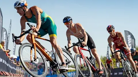 Triatletas en acción durante un campeonato en Abu Dhabi. (WAM)