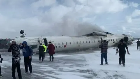 Una imagen del avión volcado en la pista. (X)
