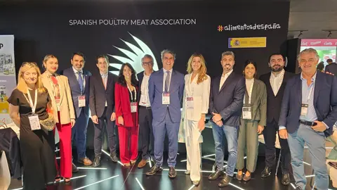 Autoridades españolas y respresentantes del sector cárnicao, en Gulfood 2025. (X)