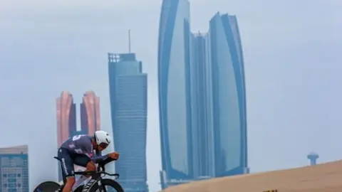 El ciclista Tarling en una etapa del UAE Tour. (WAM)
