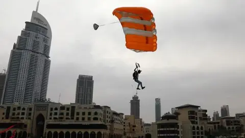 Uno de los saltadores justo antes de aterrizar. (Fuente externa)