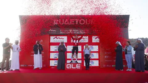 El ciclista Pogacar en el podio de Ras Al Khaimah. (WAM)