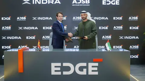 Ángel Escribano, presidente ejecutivo del Grupo Indra -izquierda-, y Khaled Al Zaabi, presidente de Plataformas y Sistemas en EDGE y presidente de ADSB, firman el acuerdo. (WAM)