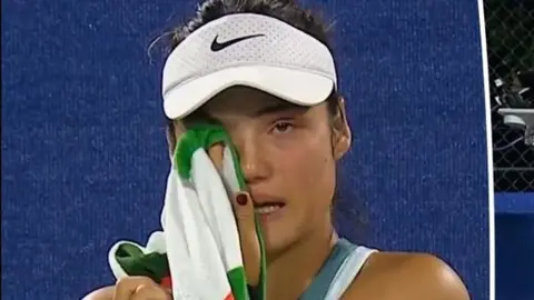 La jugadora llora en el partido celebrado en Dubai. (X)