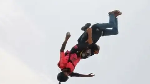 Una captura del pantalla del vídeo del salto desde el Burj Khalifa. (Instagram)