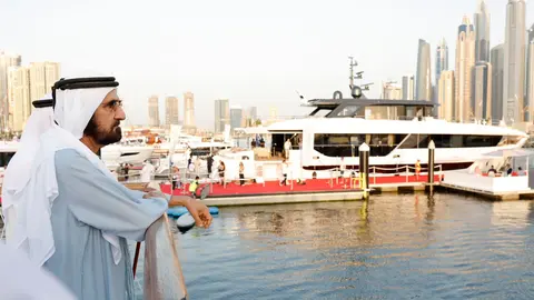 El gobernante de Dubai durante su visita al Salón Náutico Internacional. (X)
