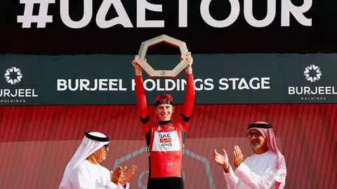 El ciclista recibe el trofeo como ganador del UAE Tour. (WAM)