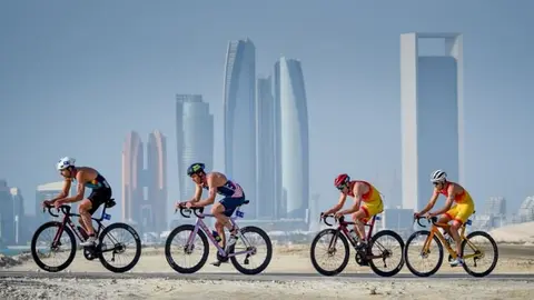 Integrantes del equipo español en la prueba de triatlón en Abu Dhabi. (Fuente externa)