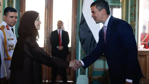 La nueva embajadora de Emiratos Árabes saluda al presidente de Paraguay. (Fuente externa)