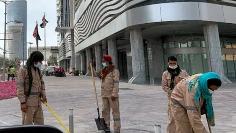 Obreros en Abu Dhabi. (EL CORREO)
