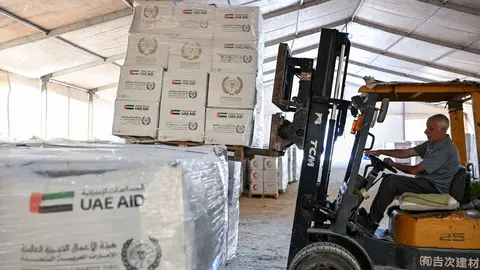 Descarga en el Aeropuerto Internacional de El Arish en Egipto de los suministros, que forman parte del puente aéreo humanitario de Emiratos Árabes bajo la Operación Caballero Valiente 3. (WAM)