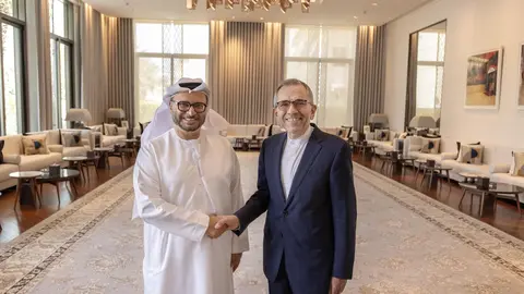 . Anwar Gargash, asesor diplomático del presidente de EAU, y Majid Takht en Dubai. (WAM)