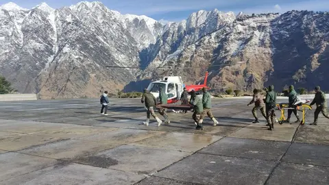 Rescate de afectados por la avalancha de nieve en el Himalaya indio. (@PBSHABD)