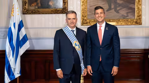 Yamandú Orsi posa junto a Santiago Peña. (Fuente externa)