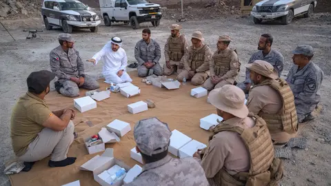 El príncipe heredero de Dubai junto a miembros de la guardia de fronteras. (X)